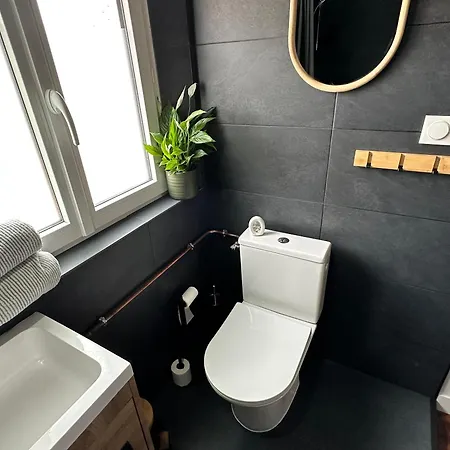 Un Refuge Derriere La Gare